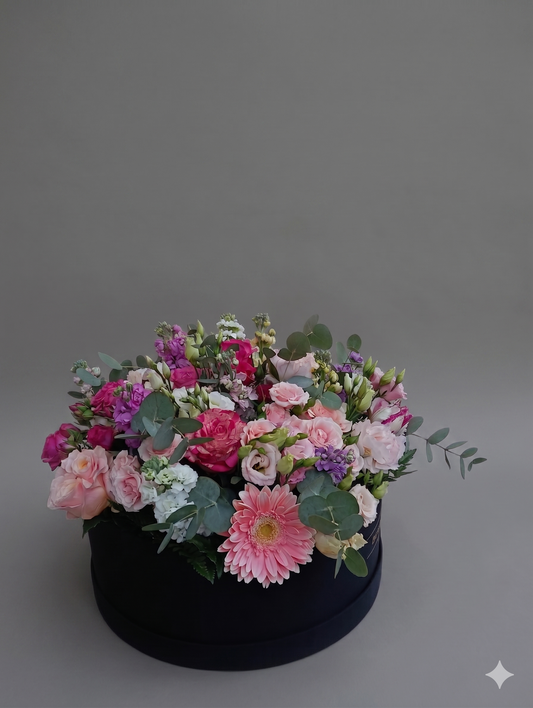 Aranjament floral cu matthiola, trandafiri, lisianthus, miniroze și hortensie