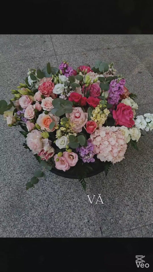 Aranjament floral cu matthiola, trandafiri, lisianthus, miniroze și hortensie